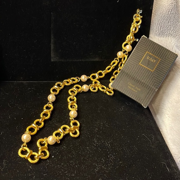 Avon -1993-Vintage Classic Style Necklace Gold and Pearlesque - Picture 1 of 5